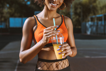 运动的非裔美国女性喝果汁