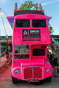 双层巴士摄影照片_粉红色双层巴士在伦敦，英国