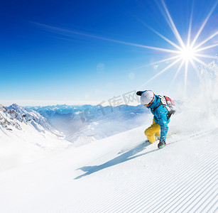 在跑下山的滑雪道上滑雪者