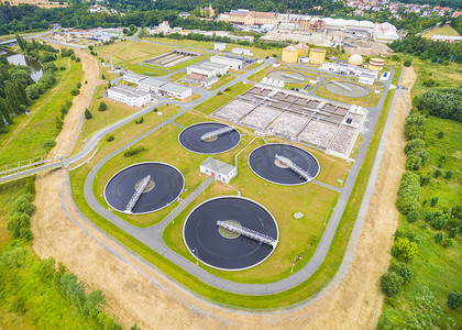工厂排污摄影照片_Public sewage treatment plant
