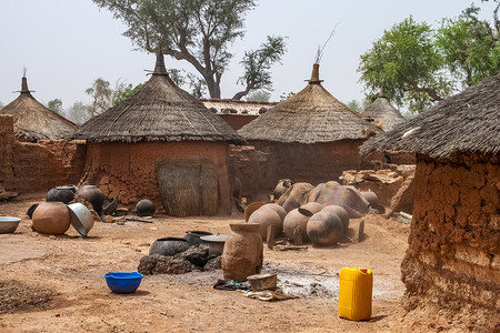 陶器摄影照片_西非布基纳法索北部一个村庄的传统莫西家的庭院.