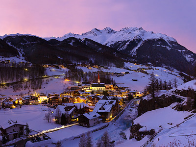 雪街摄影照片_高山滑雪度假村 solden 奥地利在日落时