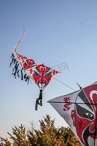 一排排中国纸风筝在晴朗的蓝天上飞翔
