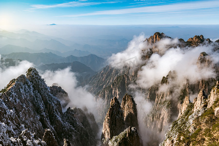中国国家公园摄影照片_日出黄山国家公园的山峰之上.