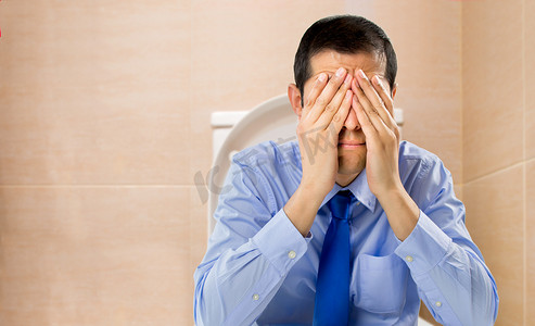 情绪压力摄影照片_蹲在厕所便秘的患者