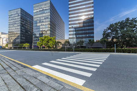商务城市蓝色摄影照片_现代商务办公楼空路