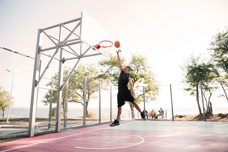 篮球运动员练习和摆姿势让体育运动员让步