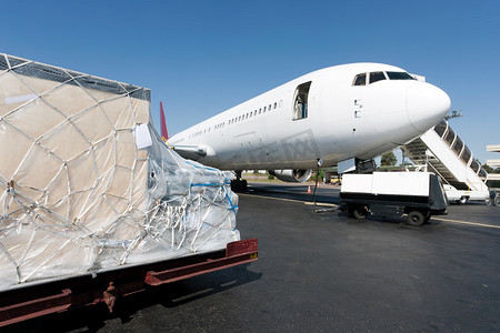 国航客机摄影照片_在飞机上装载货物