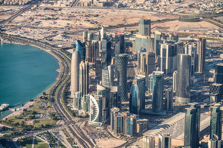 卡塔尔城市摄影照片_多哈的天际线的鸟瞰图