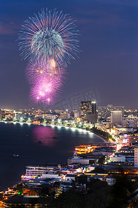 夜景和焰火在芭堤雅城