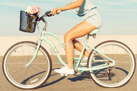 文艺男摄影照片_年轻女子骑着她的自行车