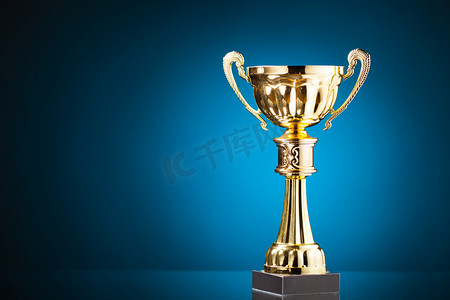 奖杯冠军摄影照片_在蓝色背景上的金杯赛奖杯