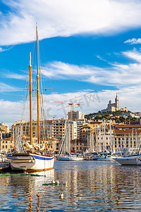 海港风景摄影照片_大教堂和马赛旧港