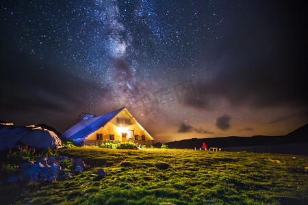 星光不问赶路人摄影照片_在夜幕下银河在山中小屋