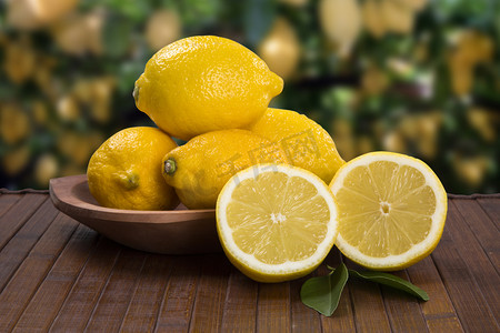 矢量水果美食摄影照片_在桌子上的一些黄色柠檬