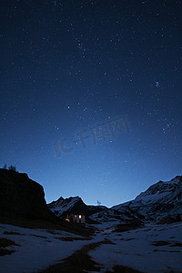 星空点夜晚摄影照片_繁星闪烁的夜晚，在山区