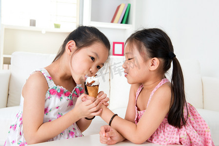 亚洲女孩吃冰淇淋