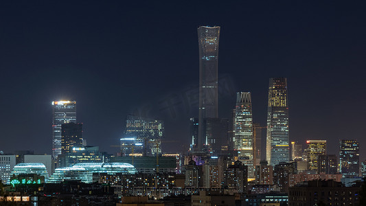 北京市中心商务区摩天大楼的夜景- -从中国中部景山公园（煤山）俯瞰