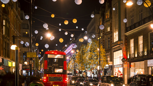 街拍摄影照片_伦敦-12 月︰ 圣诞灯和伦敦巴士车站上忙牛津街伦敦，英格兰，英国 12 月。在交通繁忙的牛津马戏团.
