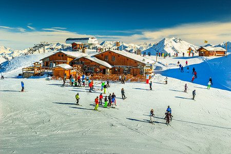 建筑冰块摄影照片_令人惊叹的滑雪胜地，阿尔卑斯山，Les Menuires，法国欧洲