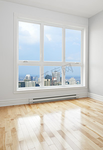 公寓摄影照片_通过一个房间的窗口看到的市中心