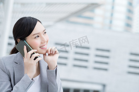 正在打电话的使用智能手机的商务白领女士 