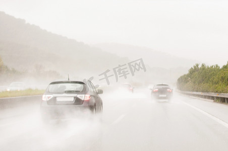 雨中汽车摄影照片_在雨中驾驶