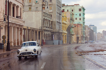 古董车摄影照片_哈瓦那 — — 2 月 19 日: 经典车和仿古建筑上公告