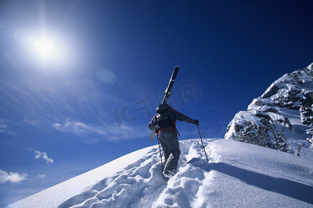 雪摄影照片_滑雪远足到山区问题首脑会议