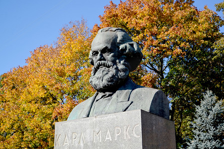 经济学家摄影照片_卡尔马克思半身像在加里宁格勒