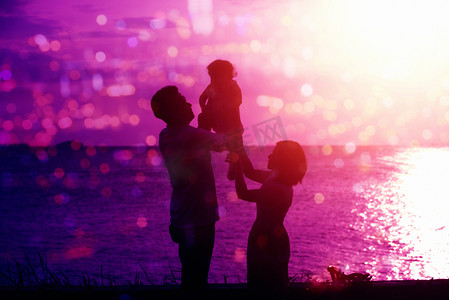 夏天海边儿童摄影照片_家庭在户外海边日落的剪影