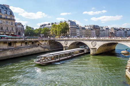 旅游邮轮豪华的餐厅，船在河中围网巴黎法郎