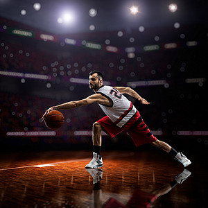红色的篮球摄影照片_红色的篮球运动员，在行动