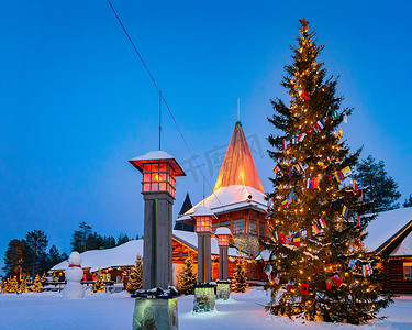 北极圆形灯在圣诞老人办公室晚上在圣村