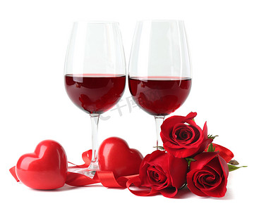 红酒在眼镜、 红玫瑰、 丝带装饰心白一个孤立的组成