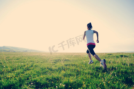 跑步健身的女孩摄影照片_年轻的健身慢跑的女人