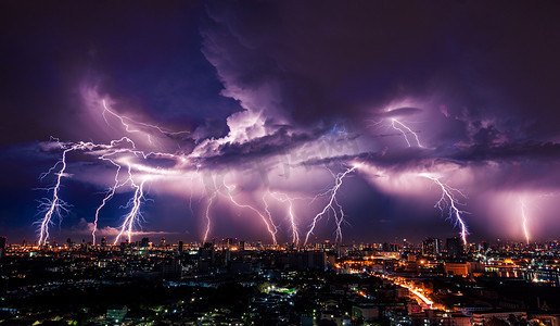 紫色的光芒摄影照片_闪电风暴结束的紫色光芒的城市