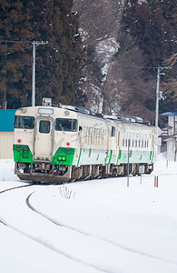 冬季现场摄影照片_ 雪与当地火车