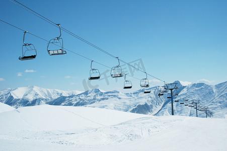 休假日摄影照片_滑雪缆车椅子上灿烂的一天
