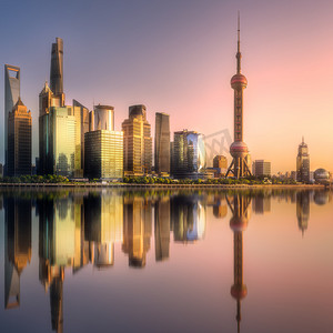 城市摄影照片_上海地平线上的太阳反射水