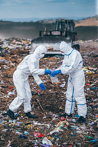 垃圾污染摄影照片_回收工人对垃圾填埋场的研究