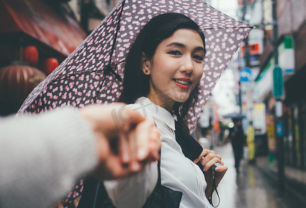 美丽的日本女孩在东京漫步。关于青少年的概念