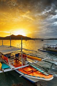 小船背景摄影照片_传统的小船在日落时。菲律宾