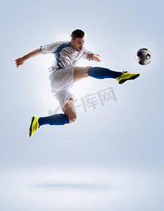 男鞋海报背景摄影照片_足球运动员在行动