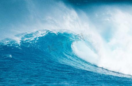 夏日水上活动摄影照片_蓝色的海洋波