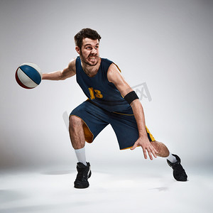 团队竞技摄影照片_满长的球与篮球运动员的画像