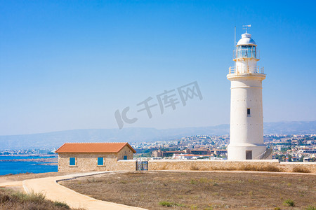 夏天摄影照片_古老的白色灯塔, 在古遗址附近的帕福斯考古公园, 塞浦路斯