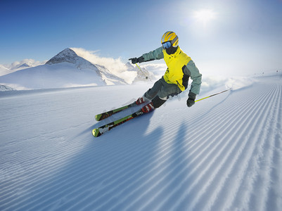 高山滑雪运动员摄影照片_高山滑雪运动员