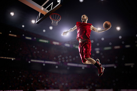 个篮球运动员摄影照片_红色的篮球运动员，在行动