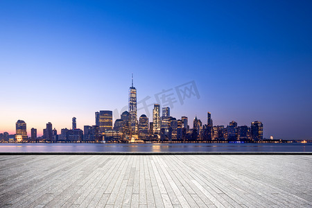 砖摄影照片_空地板与现代城市景观在纽约